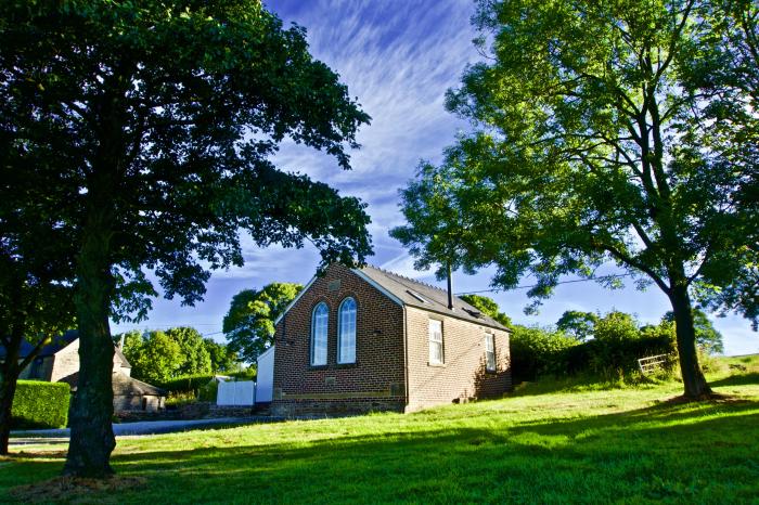 The Chapel, Stretton, Derbyshire. Converted chapel. Contemporary. Enclosed garden. Projector & WiFi.