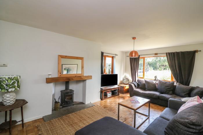 Mulberry Cottage in Staple, Devon. Woodburning stove. Travel cot and highchair. Pet-friendly. Garden