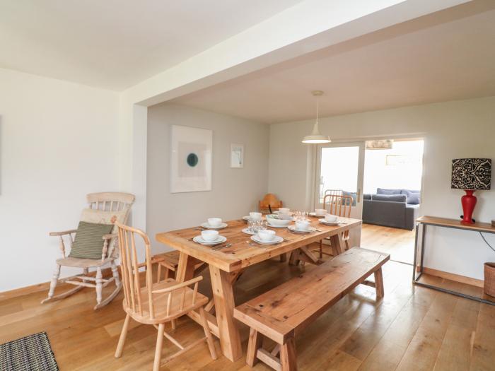 Mulberry Cottage in Staple, Devon. Woodburning stove. Travel cot and highchair. Pet-friendly. Garden