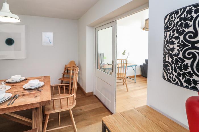 Mulberry Cottage in Staple, Devon. Woodburning stove. Travel cot and highchair. Pet-friendly. Garden