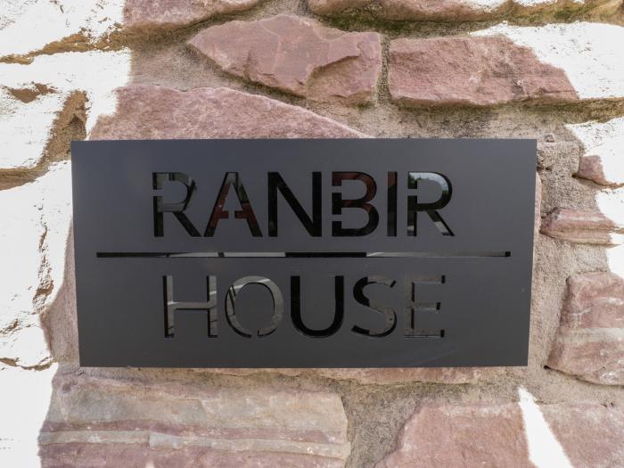 Ranbir House, Longhope, Gloucestershire. Near an AONB. Countryside views. Smart TV. Off-road parking