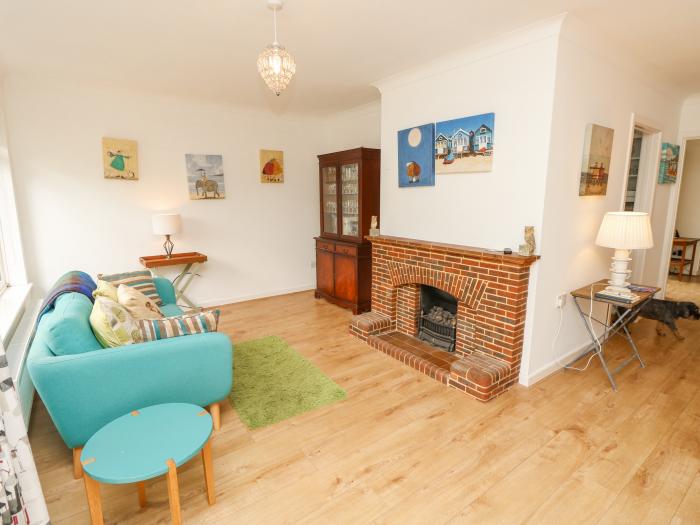 Ivys Place, Highcliffe, Dorset. Single-storey. Pet-friendly. Enclosed garden with furniture. 2-beds.