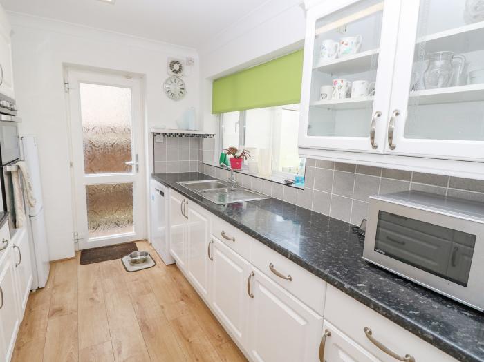 Ivys Place, Highcliffe, Dorset. Single-storey. Pet-friendly. Enclosed garden with furniture. 2-beds.