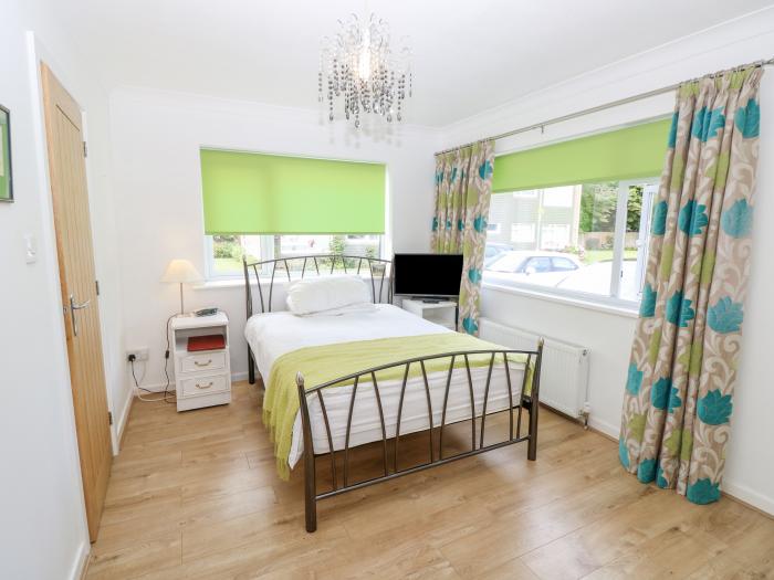 Ivys Place, Highcliffe, Dorset. Single-storey. Pet-friendly. Enclosed garden with furniture. 2-beds.