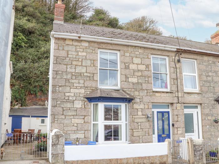 Crab Pot Cottage in Porthleven, Cornwall. Harbour views. Close to beach. Close to amenities. Gardens