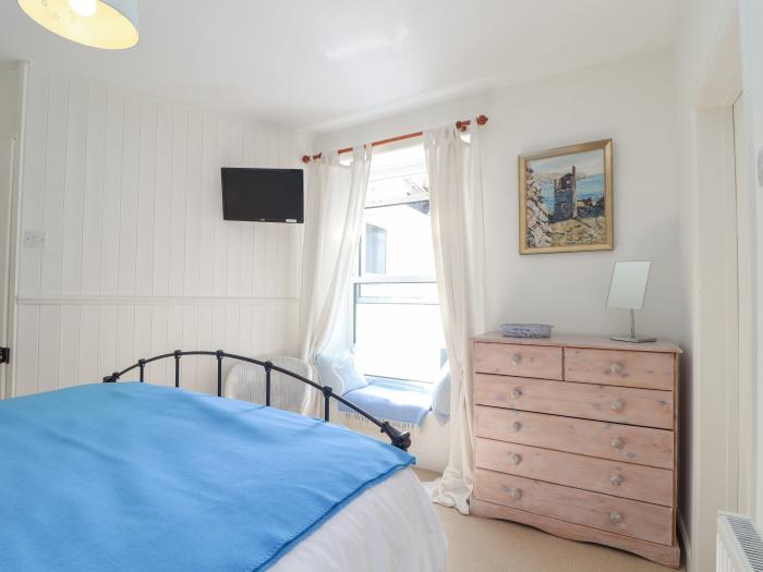 Crab Pot Cottage in Porthleven, Cornwall. Harbour views. Close to beach. Close to amenities. Gardens