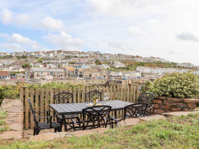 Crab Pot Cottage in Porthleven, Cornwall. Harbour views. Close to beach. Close to amenities. Gardens