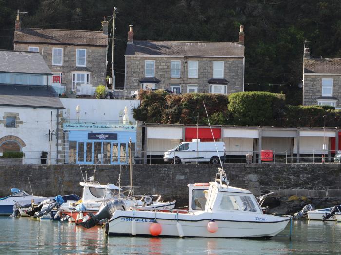 Crab Pot Cottage in Porthleven, Cornwall. Harbour views. Close to beach. Close to amenities. Gardens