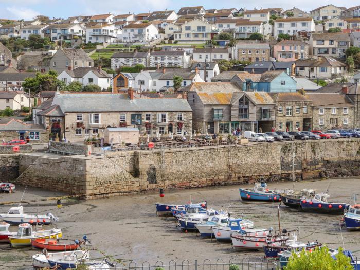 Crab Pot Cottage in Porthleven, Cornwall. Harbour views. Close to beach. Close to amenities. Gardens