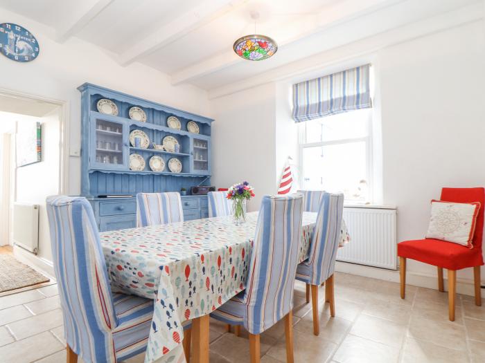 Crab Pot Cottage in Porthleven, Cornwall. Harbour views. Close to beach. Close to amenities. Gardens