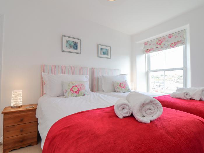 Crab Pot Cottage in Porthleven, Cornwall. Harbour views. Close to beach. Close to amenities. Gardens