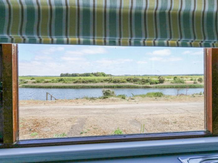 102 The Beach in Snettisham, Norfolk. Near an RSBP reserve. Sea views. Lake views. Off-road parking.