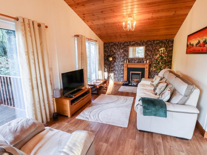 Kantankye Lodge near Wainfleet All Saints in Lincolnshire. Open-plan, single-storey living. Two dogs