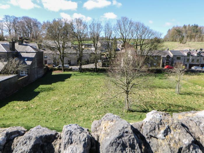 Angel's Cottage, Tideswell, Peak District. Pet-friendly. Underfloor heating. Walking location. WiFi.