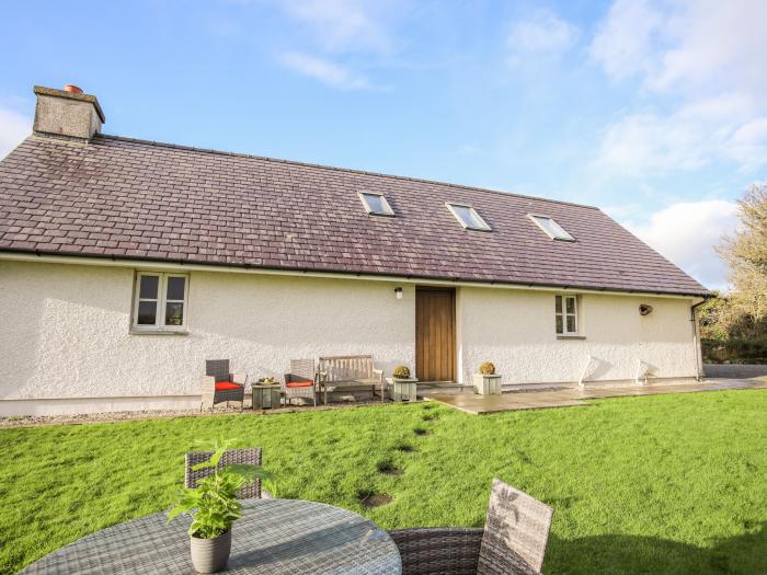 Rhyd Y Bont Bach in Rhoscolyn, Anglesey. 3bedrooms. Lawned garden. Washing machine. Off-road parking