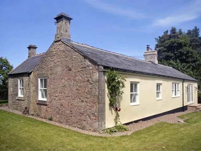 The Lake Cottage, Belford, Northumberland. Woodburning stove. Three bedrooms. Off-road parking. WiFi