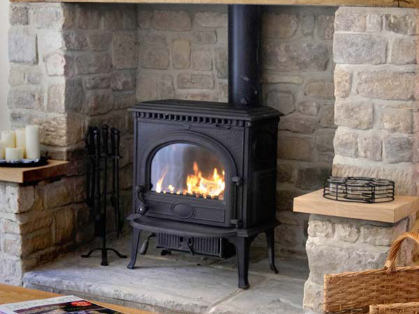 The Lake Cottage, Belford, Northumberland. Woodburning stove. Three bedrooms. Off-road parking. WiFi