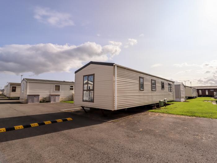 Beachcomber D35 is in Towyn, Conwy. Three-bedroom lodge with on-site facilities. Close to the beach.