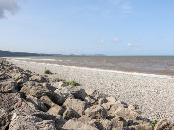 Beachcomber D35 is in Towyn, Conwy. Three-bedroom lodge with on-site facilities. Close to the beach.