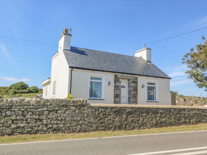 Pant, Llanfaethlu, Anglesey. Close to a shop, a pub and a beach. Off-road parking. TV. WiFi. 3 rooms