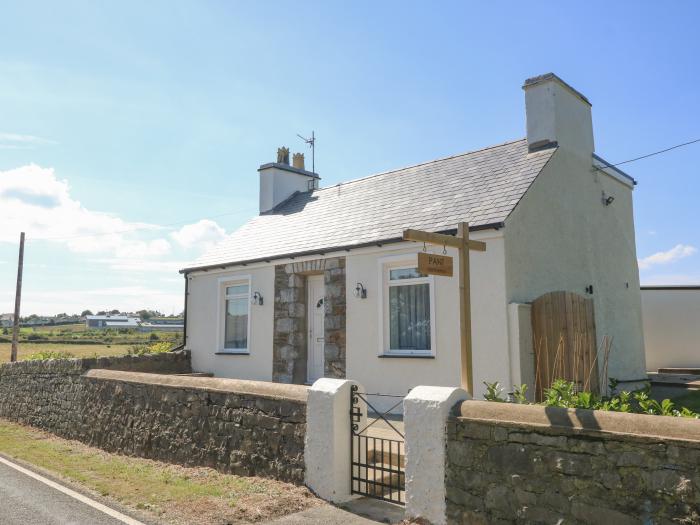 Pant, Llanfaethlu, Anglesey. Close to a shop, a pub and a beach. Off-road parking. TV. WiFi. 3 rooms