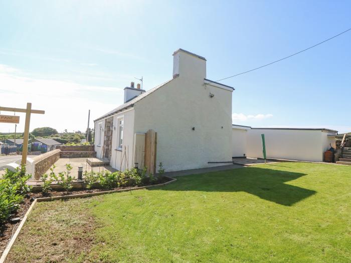 Pant, Llanfaethlu, Anglesey. Close to a shop, a pub and a beach. Off-road parking. TV. WiFi. 3 rooms