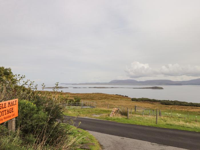 Single Malt Cottage, Dunvegan, Isle of Skye. Romantic. Isolated. Countryside views. Garden. Parking.