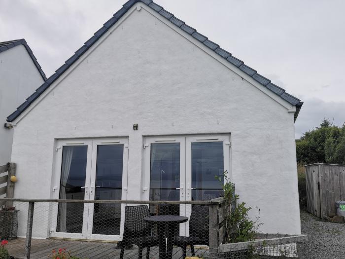 Single Malt Cottage, Dunvegan, Isle of Skye. Romantic. Isolated. Countryside views. Garden. Parking.