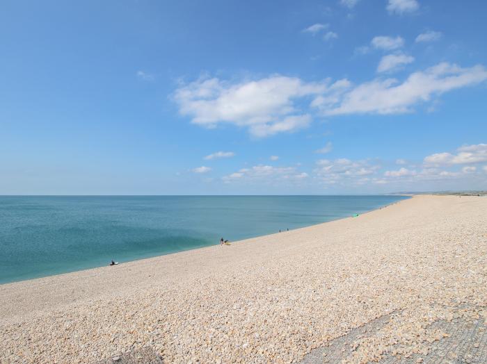 Sunset View, is in Castletown, Portland, in Dorset. Close to amenities and a beach. Open-plan living