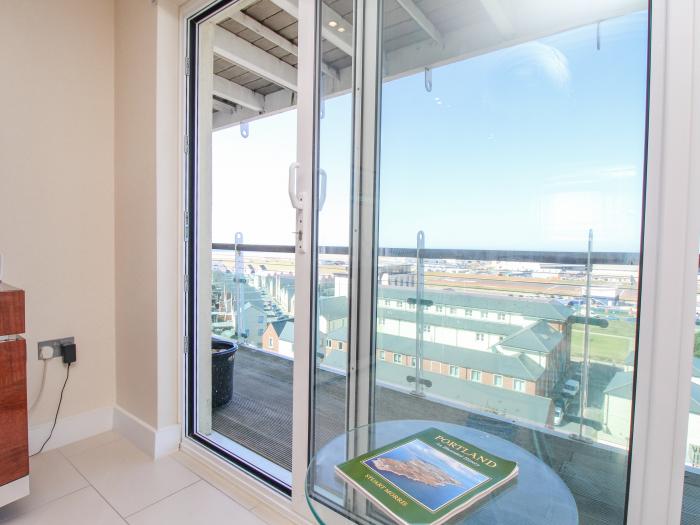 Sunset View, is in Castletown, Portland, in Dorset. Close to amenities and a beach. Open-plan living