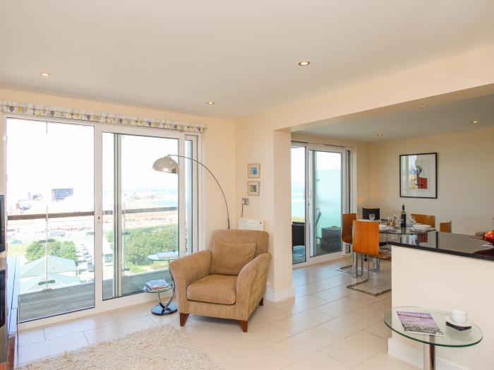 Sunset View, is in Castletown, Portland, in Dorset. Close to amenities and a beach. Open-plan living