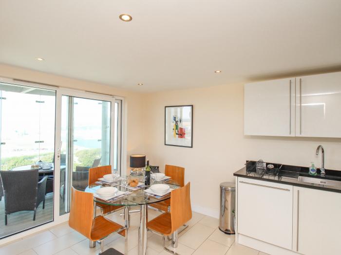 Sunset View, is in Castletown, Portland, in Dorset. Close to amenities and a beach. Open-plan living