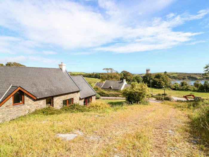 Cute Coastal Village Retreat, Castletownshend, County Cork. Off-road parking. Garden. TV. WiFi. Oven