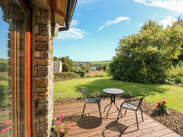 Cute Coastal Village Retreat, Castletownshend, County Cork. Off-road parking. Garden. TV. WiFi. Oven