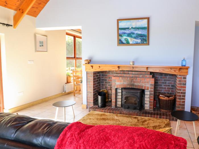 Cute Coastal Village Retreat, Castletownshend, County Cork. Off-road parking. Garden. TV. WiFi. Oven