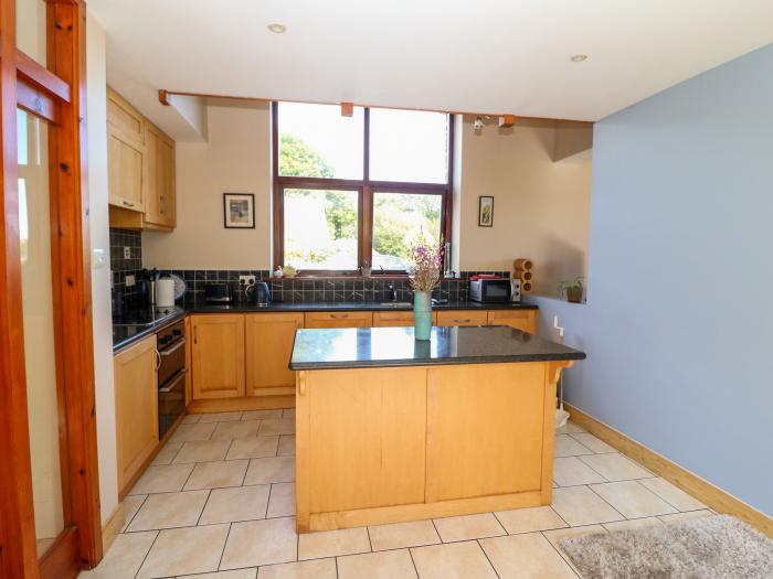 Cute Coastal Village Retreat, Castletownshend, County Cork. Off-road parking. Garden. TV. WiFi. Oven