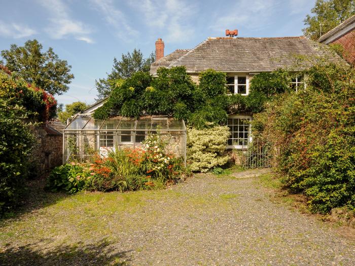 Carneadon Farmhouse, Launceston, Cornwall. Close to a shop, a pub and a castle. Off-road parking. TV