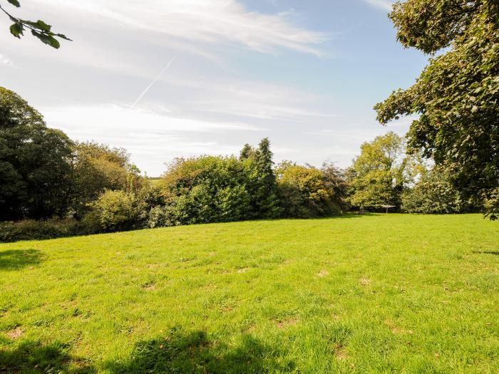 Carneadon Farmhouse, Launceston, Cornwall. Close to a shop, a pub and a castle. Off-road parking. TV