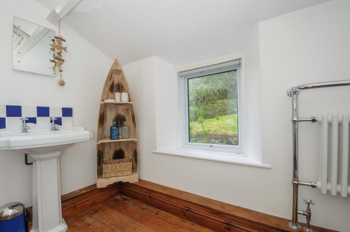 1 Rock Cottage, near Tintagel, Cornwall. Three-bedroom cottage with pet-friendly garden. Near beach.