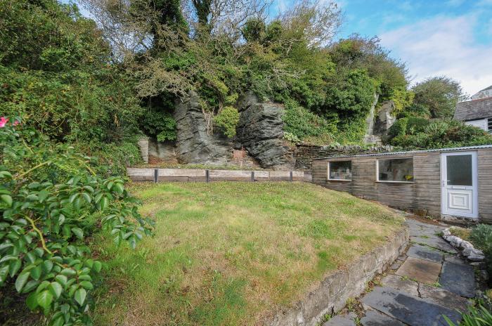 1 Rock Cottage, near Tintagel, Cornwall. Three-bedroom cottage with pet-friendly garden. Near beach.