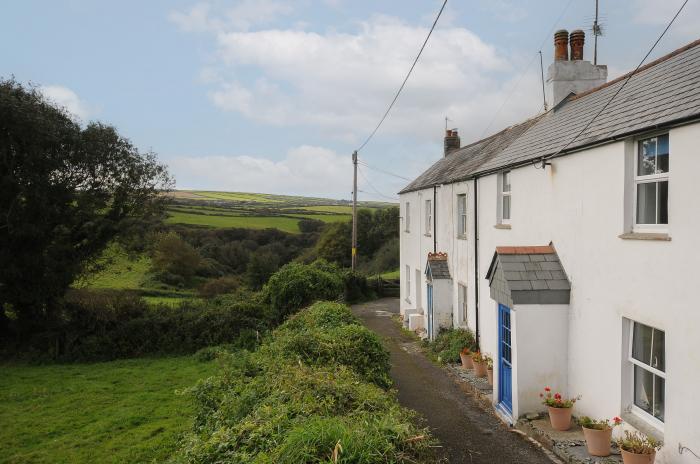 1 Rock Cottage, near Tintagel, Cornwall. Three-bedroom cottage with pet-friendly garden. Near beach.