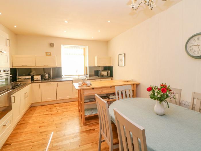 Corner Cottage, in Tideswell, Derbyshire. Three-bedroom home near amenities. In Peak District. Pets.
