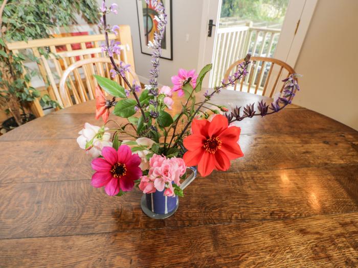 The Barn, Fulbrook near Burford, Cotswolds. In AONB. Woodburning stove. Balcony. Parking. Garden. TV