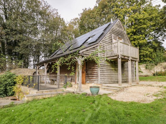 The Barn, Fulbrook near Burford, Cotswolds. In AONB. Woodburning stove. Balcony. Parking. Garden. TV