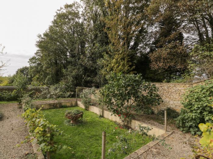 The Barn, Fulbrook near Burford, Cotswolds. In AONB. Woodburning stove. Balcony. Parking. Garden. TV