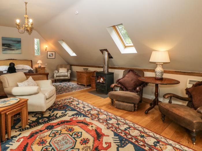 The Barn, Fulbrook near Burford, Cotswolds. In AONB. Woodburning stove. Balcony. Parking. Garden. TV