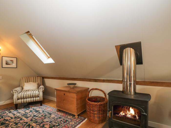 The Barn, Fulbrook near Burford, Cotswolds. In AONB. Woodburning stove. Balcony. Parking. Garden. TV