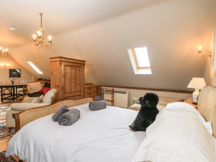 The Barn, Fulbrook near Burford, Cotswolds. In AONB. Woodburning stove. Balcony. Parking. Garden. TV