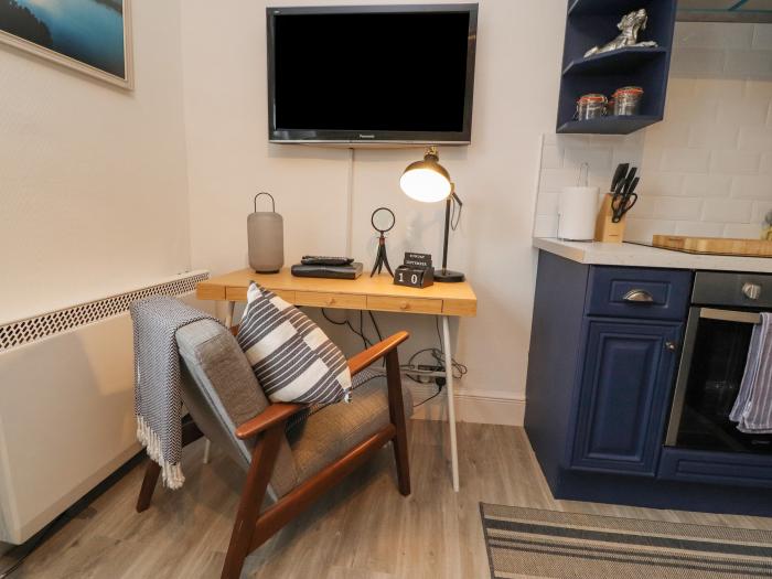 Apartment 1, Kirkby Lonsdale, Cumbria. Close to a shop and a pub. Couple's retreat. Open-plan. WiFi.