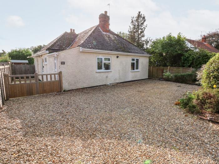 The Nest, Holt, Norfolk. Close to local amenities. Pet-friendly. Single-storey. Off-road parking. TV